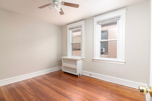 Building Photo - ? ? ? UPDATED 3 BEDROOMS & 1.5 BATH HOME L...