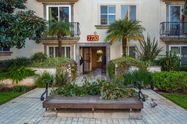 Building Photo - Stunning Remodeled Condo with Views in Banker's Hill