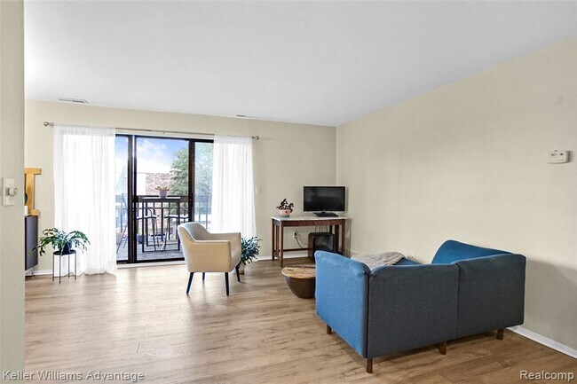 Building Photo - 855 S Pontiac Trail