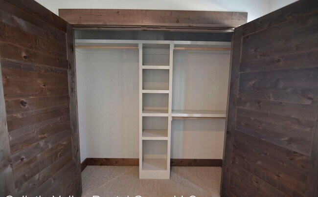 Building Photo - MOVE IN TODAY Beautiful 3 Bedroom 2 Bathroom Condo