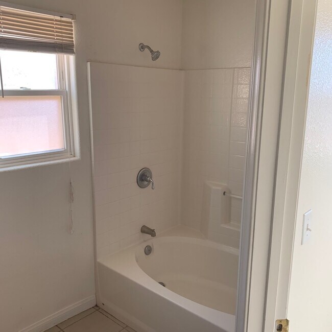 Building Photo - 3 BEDROOM APPLE VALLEY HOME