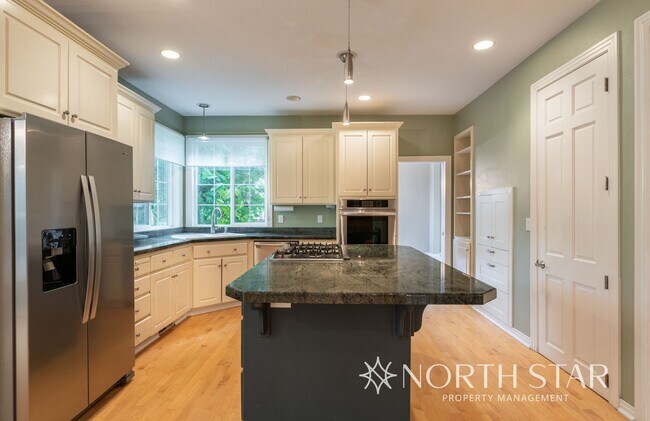 Building Photo - Spacious Elegance in Lake Oswego