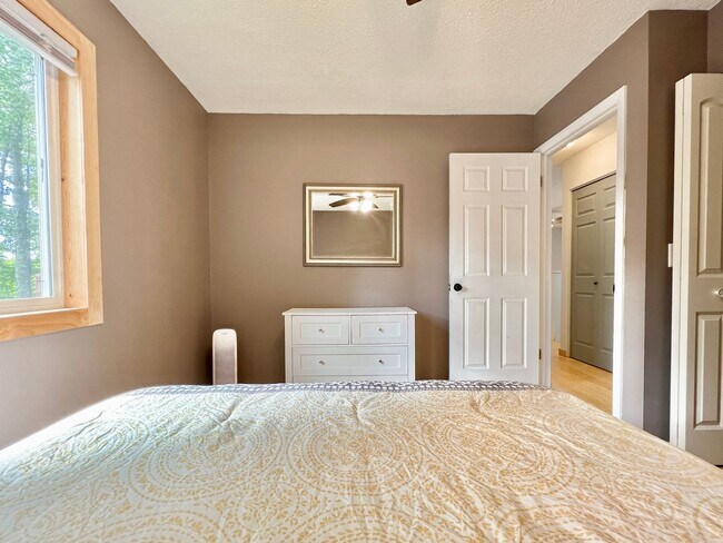 Building Photo - Updated and spacious! Ready for move in!
