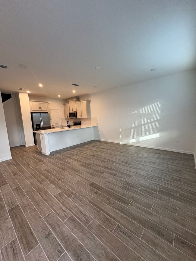 Building Photo - Modern 3-Bed, 3-Bath Townhome in Winter Sp...