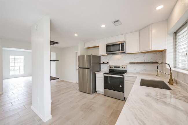 Building Photo - 2114 Shasta Dr