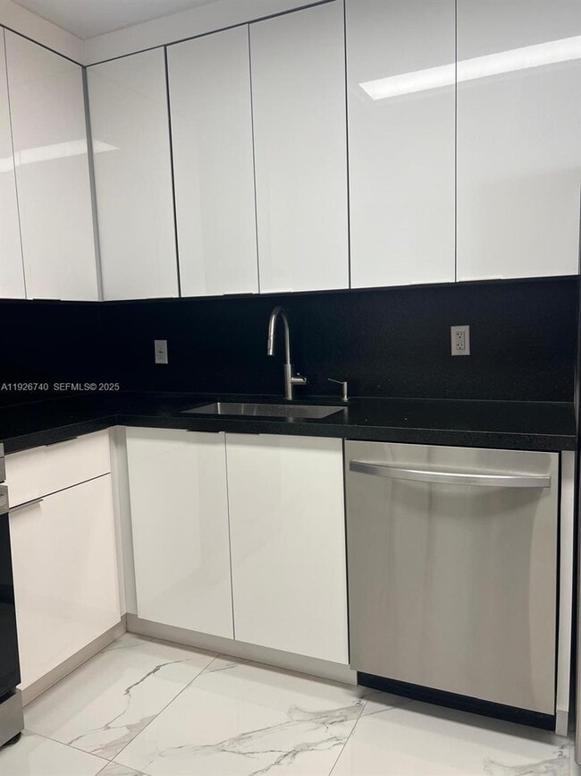 Building Photo - 9273 Collins Ave