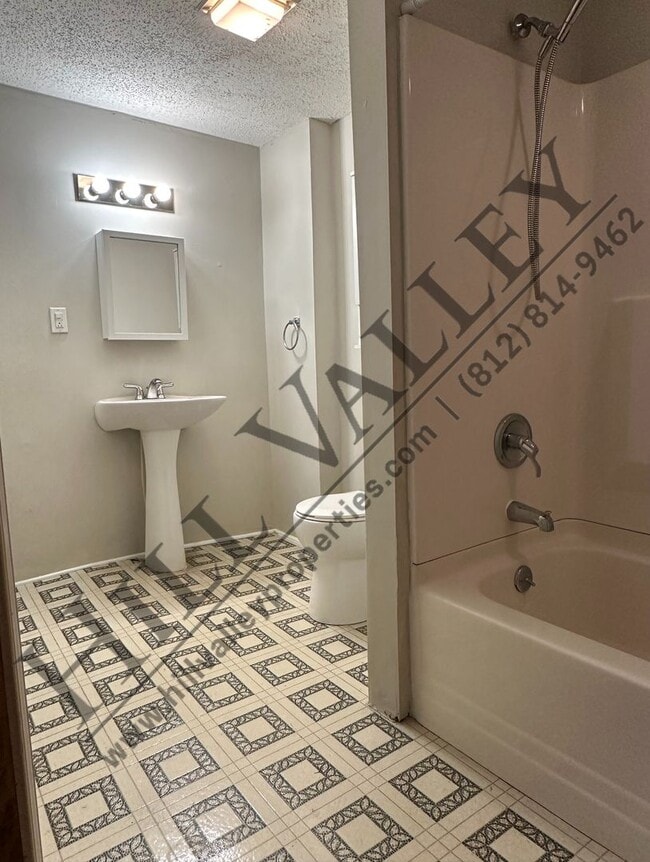 Building Photo - Three bedroom close to Downtown and ISU