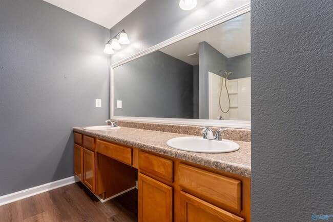 Building Photo - 2401 Bell Manor Dr SW