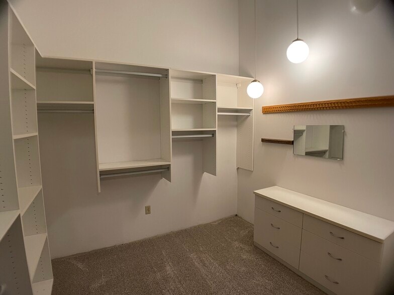 Walk in closet -master - 5344 Hagewa Dr