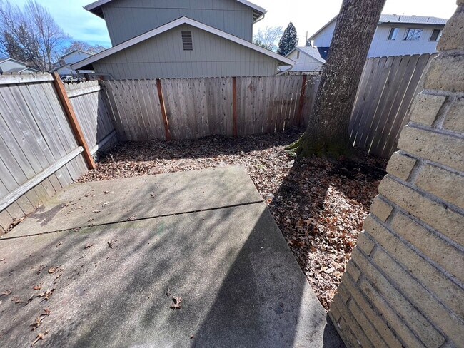 Building Photo - 1100 sf 2 bed 1.5 bed Springfield townhouse