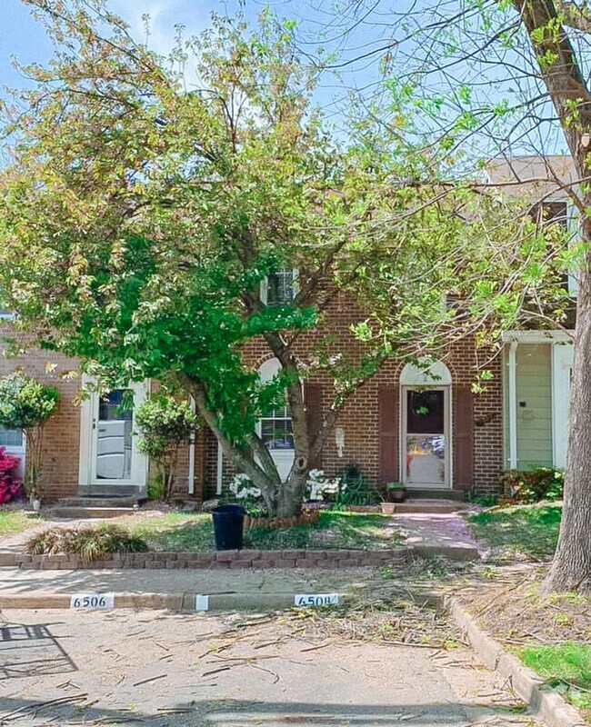 Building Photo - Beautiful 3 Bedroom 2.5 Bathroom Brick Fro...