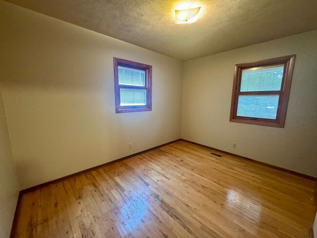 Building Photo - 3 bedroom, 2 bath in NE Lincoln