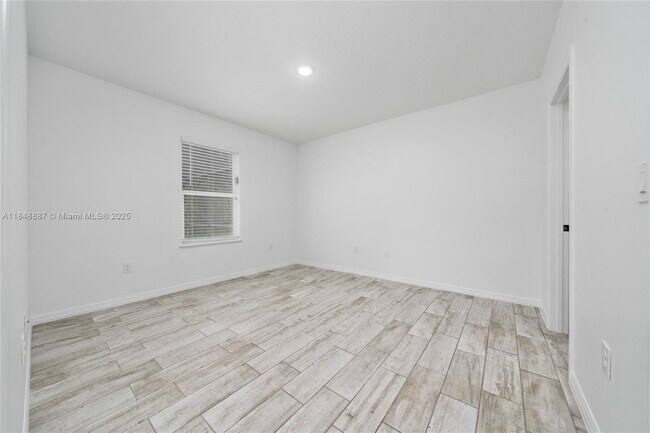 Building Photo - 1106 W Oak St