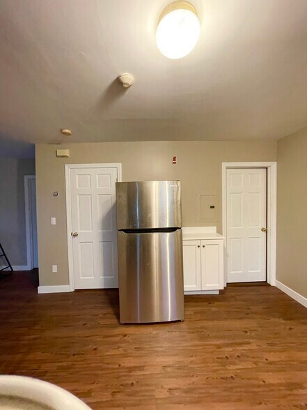 Bedrooms flank the other side of the kitchen - 540 Thames St