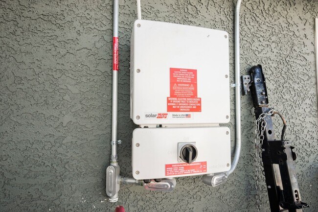 Building Photo - No HOA- Single story pool home