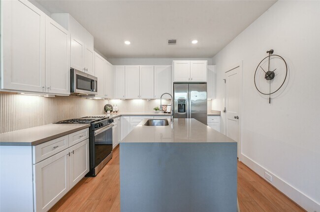 Building Photo - 7607 Victory Reserve St