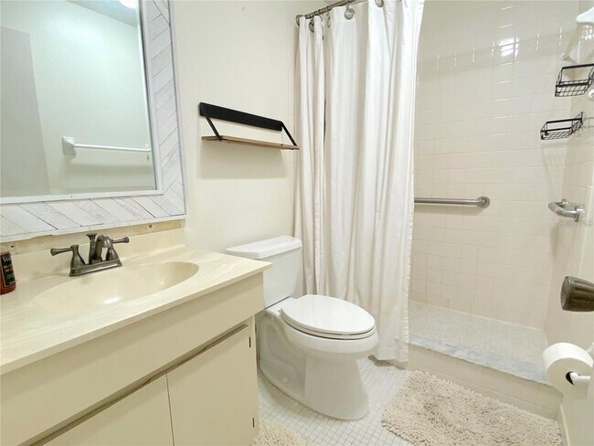 Building Photo - 7041 W Country Club Dr N