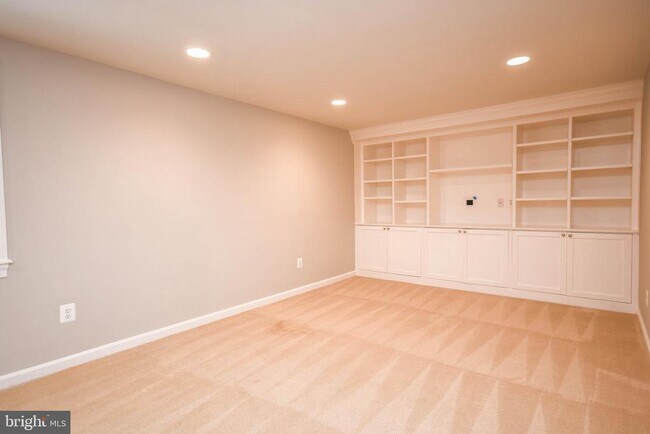 Building Photo - 1211 Vinita Ln