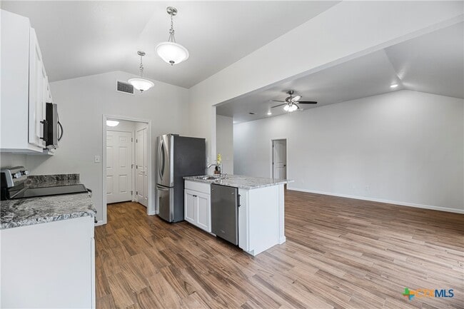 Building Photo - 230 Plum St