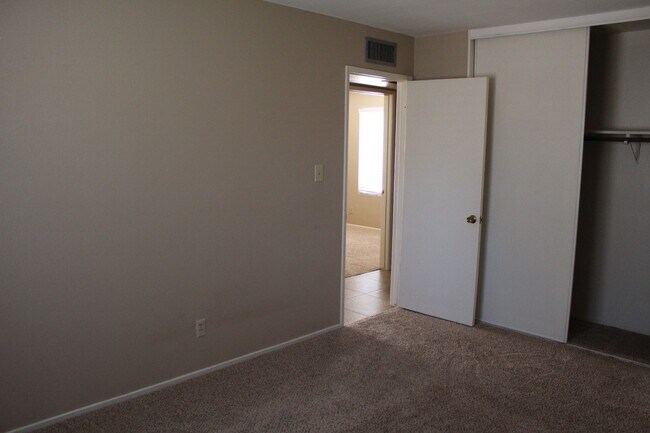 Building Photo - South Scottsdale Home with garage and priv...