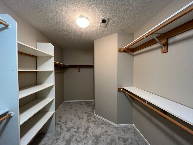 Building Photo - Immaculate 4 bedroom, 3.5 bathroom, tri-level Home in Tigard!! Expansive Views, Office space, Gam...