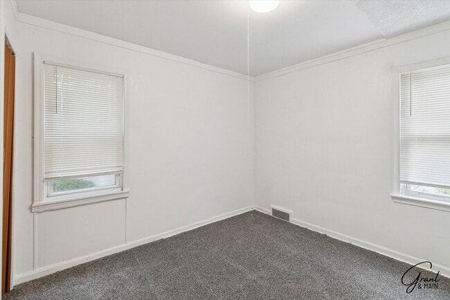 Building Photo - $1500 5 bedroom 2 bath