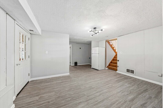 Building Photo - Huge House With Oversized Bedrooms!