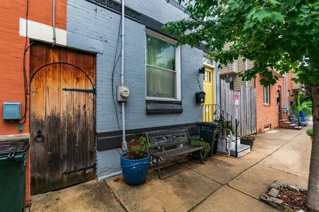 Building Photo - Two Bed East Kensington Townhouse