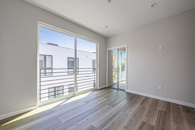 Building Photo - Designer-inspired, tri-level townhome offe...