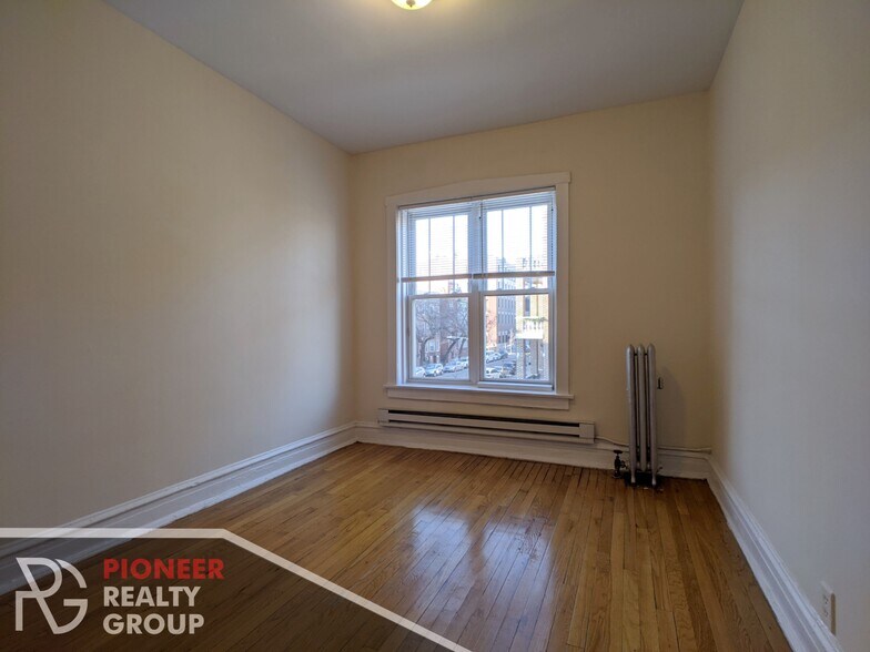 Building Photo - 949 W Cornelia Ave