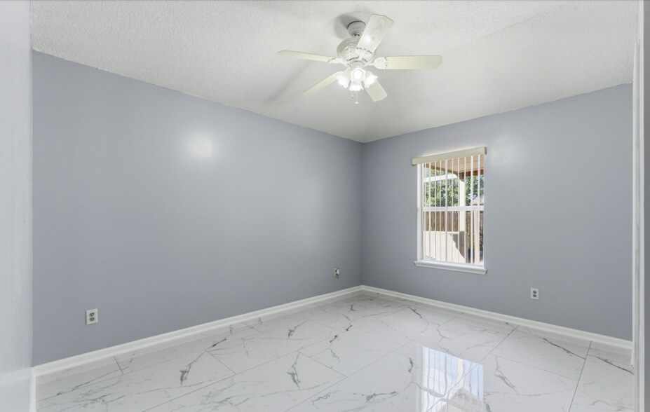 Building Photo - 14626 Falling Waters Dr