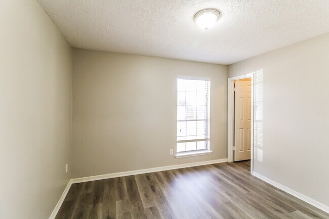 Building Photo - 3217 Lee Cir