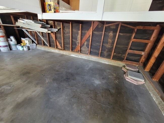 Building Photo - SPACIOUS 3BD/2BA WITH GARAGE, LAUNDRY AND ...