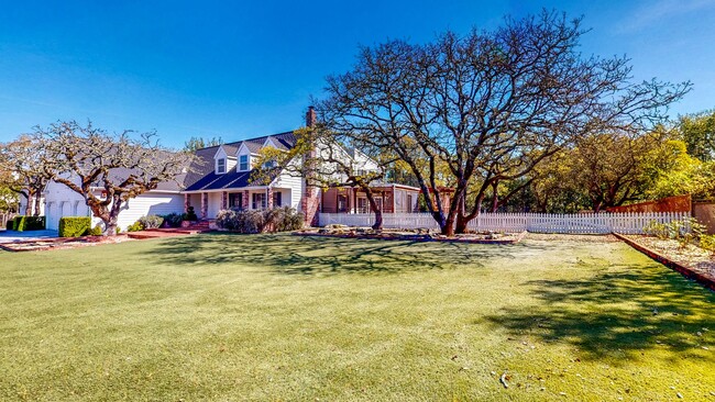 Building Photo - Large Custom Bennett Valley Home with Pool