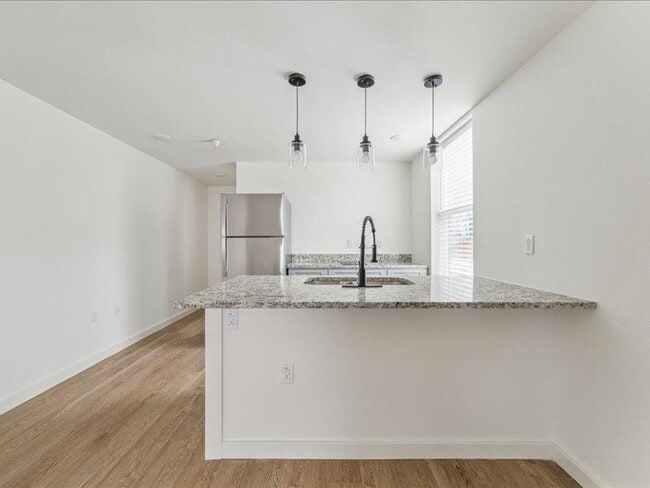 Building Photo - 905 74th St