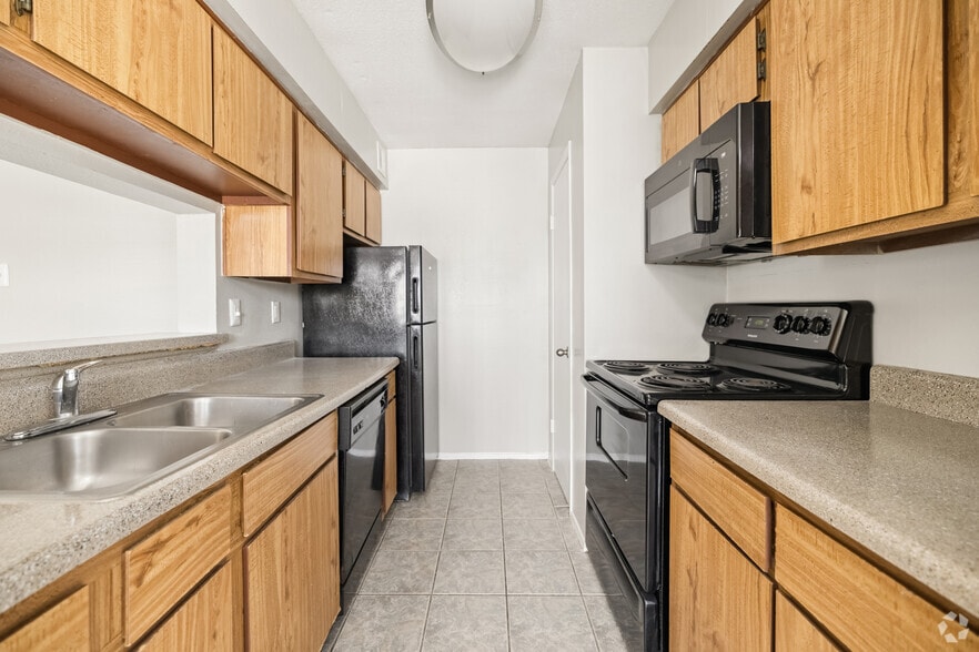 2BR, 2BA - 1,011SF - Kitchen - Sunrise at Atascocita