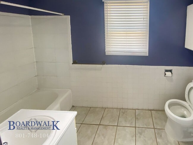 Building Photo - Charming 3 Bed 2 Bath Home in Holladay wit...