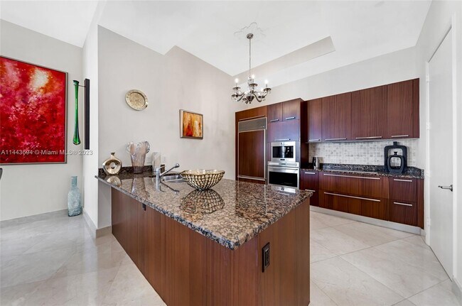 Building Photo - 15811 Collins Ave