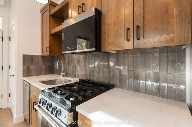 Building Photo - M712