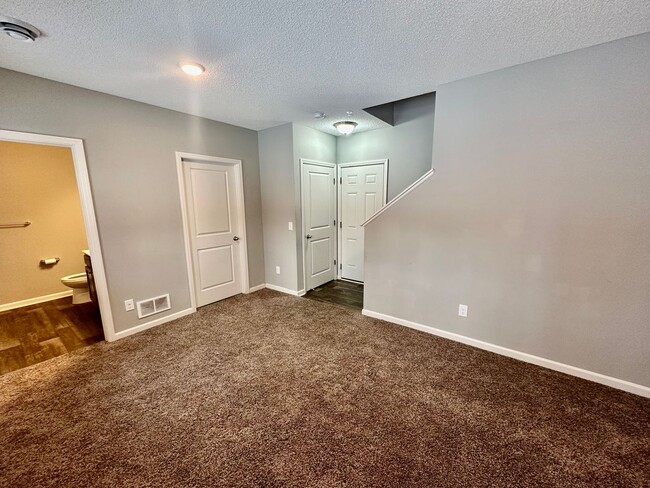 Building Photo - Gorgeous Newer-Built Townhome in Maple Grove!