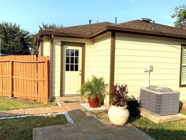 Building Photo - 15506 Red Pine Ridge Way