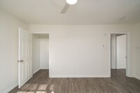 Building Photo - COMING SOON!COZY 2 BED 1 BATH UNIT!