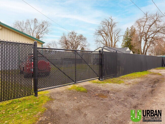 Building Photo - Hard-to-Find 2 Bed Home with HUGE Fenced Yard