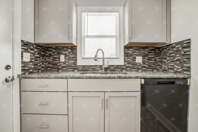 Building Photo - 2510 E 59th St