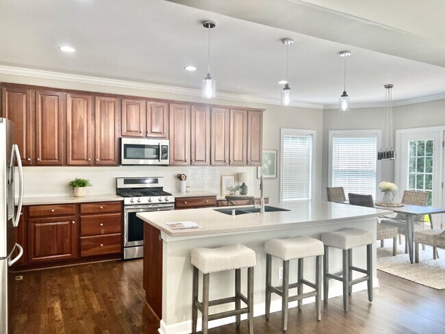 Building Photo - SPACIOUS AND CONVENIENT