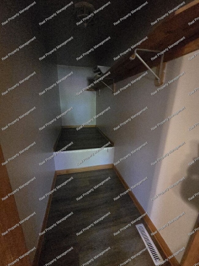 Building Photo - Spacious 2nd Floor 2 Bedroom Apartment