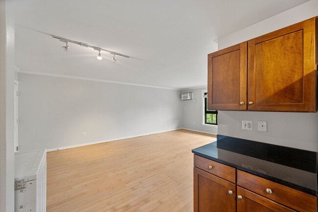 Building Photo - Newly Renovated Two Bedroom Condo! Parking!