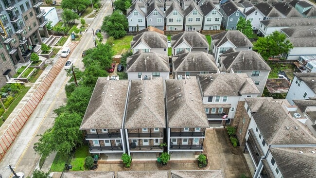 Building Photo - 922 W 20th St