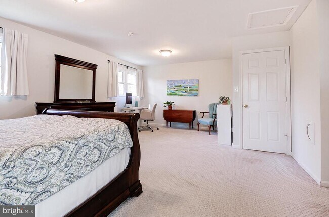 Building Photo - 8805 Honeybee Ln