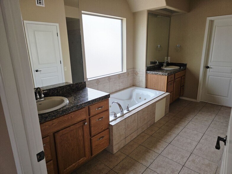 Building Photo - 5705 Ireland Dr